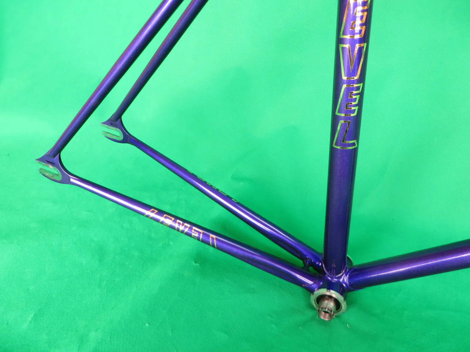 LEVEL // Deep Purple Metallic // 50.5cm