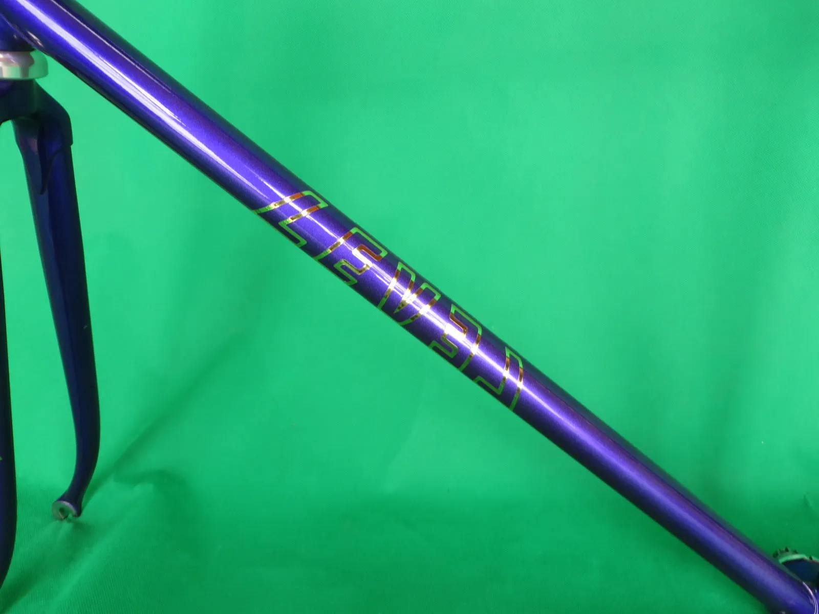 LEVEL // Deep Purple Metallic // 50.5cm